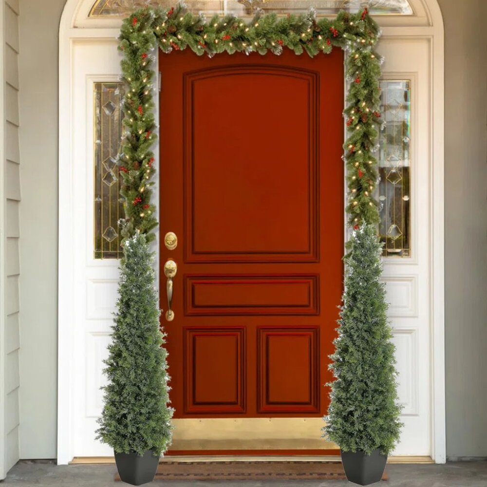 Truby Christmas 9' Garland with Warm Lights